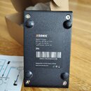 Zadní strana černého efektpedálu s čtyřmi gumovými nožičkami. Na středu je nalepený štítek s nápisy XSONIC, Name: ULooper, 9V Input: 9V ⎓ 1A, 5V Inpu…