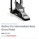 Černý pedál do basového bubnu s kovovou konstrukcí a stříbrným stupněm. Na obrázku je uveden název Rollins Pro Intermediate Bass Drum Pedal a kód ROL…