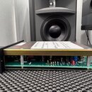 Elektronické zařízení v kovovém zlatavém šasi s černým předním panelem. Na zelené základní desce je viditelný nápis Electrodyne 501 revB a v pravém d…