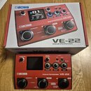 Červený vokální procesor Boss Vocal Performer VE-22 v originální krabici. Na zařízení i na krabici je vidět logo BOSS a nápis Vocal Performer VE-22.…