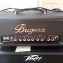 Černý kytarový kombozesilovač s nápisem Bugera v kurzívě. Na ovládacím panelu jsou popisy sekcí REVERB, TONE STACK, OVERDRIVE a CLEAN. Zesilovač stoj…