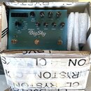 Modrý efekt pedál s nápisem strymon BigSky umístěný v kartónovém boxu s polystyrenovou výplní. Na horní straně jsou čtyři ovládací knoflíky s popisky…