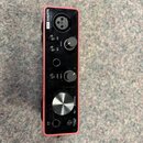 Červené audio rozhraní s nápisem Scarlett Solo. Na přední straně jsou dva otočné knoflíky GAIN, jeden velký knoflík MONITOR a tlačítka 48V, AIR, INST…