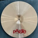 Kruhový činel z lehce žlutého kovu s viditelným broušením povrchu. Ve spodní části je červené logo Paiste a pod ním menší nápis MADE IN SWITZERLAND.…