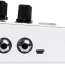 Bílá kytarový efekt s kovovým šasi. Na zadní straně jsou tři 6,3mm jack konektory a jeden USB port. Horní strana obsahuje dva černé otočné knoflíky a…