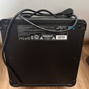 Zadní strana černého míchacího pultu s připojeným napájecím kabelem. Na štítku je uveden nápis MODEL: MG10CF, 230V ~ 50Hz 24 Watts a MADE IN VIETNAM.…