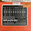 Fotografie zachycuje červenou krabici s černobílým obrázkem efekt pedálu. Na obrázku je vidět nápis electro-harmonix, GRAPHIC FUZZ s přívěskem with v…
