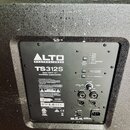 Zadní panel černého aktivního subwooferu značky ALTO PROFESSIONAL, model TS312S. Na panelu je nápis 2000-WATT 12" POWERED SUBWOOFER a ovládací prvky…