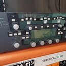 Černý rackový kytarový procesor s nápisem KEMPER a označením PROFILING AMPLIFIER. Přední panel obsahuje řadu tlačítek, otočných ovladačů a centrální…