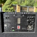 Zadní strana černého basového zesilovače s nápisem 320 Watt FET Bass Guitar Amplifier. Na panelu jsou viditelné značky NEMESIS, logo E v kruhu a EDEN…