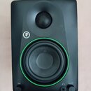 Černý studiový monitor s jedním basovým reproduktorem a jedním výšekovým reproduktorem. Kolem basového membrány je viditelný zelený okruh a v horní č…