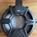 Černý plastový rám elektronického bubnového padu. Na spodní části je nápis PD-10H DUAL TRIGGER PAD a vpravo logo Roland. V horní části je vidět sério…