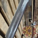 Detail kovového nástavce s povrchem v podobě jemného křížového rýhování (knurling). Povrch je stříbrný a lesklý, bez viditelných značek, log nebo náp…