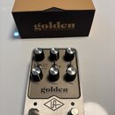 Kytarový efekt v kovovém šasi stříbrné barvy s nápisem golden REVERBERATOR a logem UA. Pedal má šest černých otočných knoflíků s označením BASS, TREB…