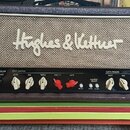 Kytarový zesilovač značky Hughes & Kettner, model Statesman DUAL EL34. Má hnědý povrch a béžovou přední síťku s bílým logem výrobce. Přední panel je…