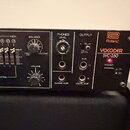 Černý rackový vocoder s nápisy Roland a VOCODER SVC-350. Zařízení obsahuje několik posuvníků, dva otočné ovladače (BALANCE a VOLUME), přepínač POWER…