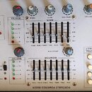 Fotografie zachycuje ovládací panel přenosného mixážního pultu s nápisem PORTABLE POWERED MIXER. Jsou zde vidět posuvníky pro MAIN a MONITOR, sekce D…