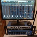 Digitální mixážní pult Soundcraft Ui24R v modré barvě, umístěný v racku. Na zařízení je vidět nápis Soundcraft Ui24R a loga Lexicon, dbx a DigiTech.…
