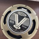 Fotografie znázorňuje reproduktor v béžovém kovovém rámu. Na středovém krytu je černé pozadí s bílými nápisy CELESTION, G12, TYPE a 70-watt, doplněné…