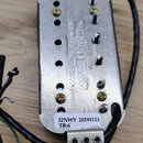 Zadní strana kytarového snímače s kovovou základnou a černým vinylovým krytím. Na kovové části je vyražen nápis „Seymour Duncan“ a „Made in USA“. V d…