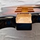 Fotografie znázorňuje korpus elektrické kytary s černým přechodem do červené a žluté barvy (sunburst). Korpus je bez krku, snímačů a elektroniky, s v…