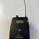 Černý bezdrátový vysílač s anténou a malým displejem. Na přední straně jsou nápisy LOW BATT, ON, RF a označení ew G4. Ve spodní části je bílý nápis S…