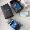 Modrý efekt pedál s nápisy BOSS, Compression Sustainer a CS-3. Pedál má tři bílé ovládací knoflíky s popisky LEVEL, ATTACK a SUSTAIN a jeden přepínač…