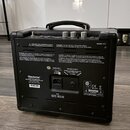 Zadní strana černého kytarového komba s rukojetí. Na šasi je nápis MODEL: HT-1 a logo Blackstar s textem Blackstar Amplification Ltd. V dolní části j…