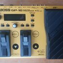 Žlutý kytarový procesor BOSS GP-10 GUITAR PROCESSOR s černým expresním pedálem. Zařízení má dvě černé spínací tlačítka, displej a několik ovládacích…