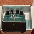 Efekt pedál v tyrkysově zeleném provedení umístěný v bílé krabici. Na horní straně jsou čtyři černé oválné knoflíky s popisy DELAY, MIX, DAMPING a LE…