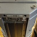 Zadní strana černého reproduktoru s integrovaným zesilovačem. Na ovládacím panelu je logo RCF a nápisy „DESIGNED IN ITALY MADE IN ITALY“ oraz „ART 50…