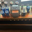 Fotografie znázorňuje vnitřní chassis kytarového zesilovače s nápisem JCM 800 LEAD SERIES. Na šasi jsou vidět elektronické komponenty, včetně několik…