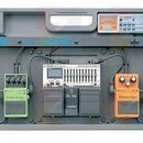 Šedý přenosný kufřík s vnitřním zapojením efektů. V horní části je nápis BOSS a model BCB-60, vedle něj je umístěn tuner s modrým displejem. Uvnitř j…