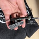Černý headsetový mikrofon s malou kovovou mřížkou na konci. Na plastovém držáku je viditelné logo AKG a označení C418. Mikrofon je umístěn v dlani na…