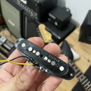 Černý elektrický snímač s šesti viditelnými póly. Na povrchu je vyryto číslo 085548. Snímač má připojené černé a žluté vodiče, povrch plastu vykazuje…