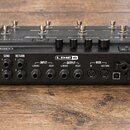 Zadní strana černého kytarového efektového pedálu značky LINE 6. Jsou zde viditelné konektory s popisky PEDAL / EXT AMP, SEND, RETURN, INPUT (L/MONO,…