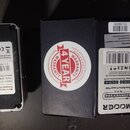 Fotografie zachycuje spodní stranu efekt pedálu a jeho originální krabici. Na spodní části pedálu je bílý štítek s nápisy Micro Series, Compact Pedal…
