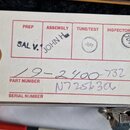 Bílá papírová štítková visačka s červeným tiskem. V tabulce jsou v polích Prep a Assembly ručně zapsány jména SAL V. a JOHN H., v poli Inspector je k…