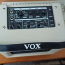 Kytarový kombozesilovač krémové barvy s černým úchytem, na kterém je bílý nápis VOX. Na ovládacím panelu je logo VOX a označení MINI 3. Panel obsahuj…