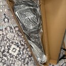 Černý polotvrdý obal na kytaru s bílým lemováním, který je zabalen v průhledném plastovém obalu a umístěn v kartonové krabici. Na přední straně je bí…