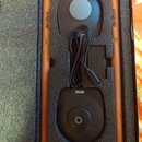 Sada elektronických bubnů v originálním pěnovém packagingu. Obsahuje dvě dřevěné paličky s nápisem Aeroband, dva černé kruhové pady a černý napájecí…