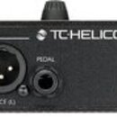 Zadní strana černého elektronického zařízení s nápisem TC-HELICON. V sekci OUTPUTS jsou dva XLR konektory s popisky GUITAR DI (R) a VOICE (L), dále v…