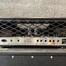 Zadní strana kytarového zesilovače v černém krytu s kovovými rohy a mřížkou. Na spodním panelu jsou nápisy EFENY SOUND HARDWARE, Handmade in Prague,…