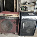 Na fotografii jsou tři kytarové komba. V popředí vlevo stojí červené kombo s nápisem „Higglers & Keffner“ a logem „Bassman“. V popředí vpravo je čern…