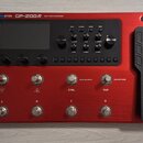 Červený kytarový procesor s nápisem VALETON GP-200R MULTI-EFFECTS PROCESSOR. Zařízení má displej, několik ovládacích knoflíků a řadu tlačítek. V doln…