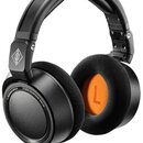 Černá uzavřená studiová sluchátka s čalouněnými náušníky. Na vnější straně levého náušníku je nápis NEUMANN BERLIN STUDIO HEADPHONE NDH 20 a na headb…