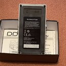 Fotografie zachycuje zadní stranu efekt pedálu značky BOSS v originální krabici s přiloženým manuálem. Na černém štítku je uveden nápis Dry battery 9…