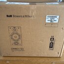 Kartonová krabice s nápisy B&W Bowers & Wilkins a DM601 S3 Stand-mount loudspeaker system 1 pair. Na krabici je schéma reproduktoru a bílá nálepka s…