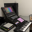 Na fotografii jsou tři černé elektronické hudební nástroje od značky Native Instruments. V horní části je kontroler s nápisem MASCHINE JAM, vpravo kl…