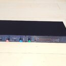 Černý rackový kompresor/limiter s nápisem dbx 160A v levém horním rohu. Na předním panelu jsou umístěny ovládací knoflíky, přepínače a řada kontrolní…